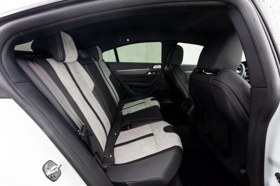 Интерьер Peugeot 508 GT HYBRID 2019 года  (WW) (фото 26 из 40)